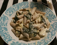 Penne com espinafre e alcachofra