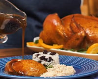 O molho de laranja transforma esse frango assado simples em uma receita digna de restaurante: descubra o passo a passo para ficar bem suculento e douradinho