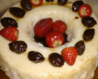 Manjar branco com calda de ameixas