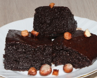 Bolo gelado de chocolate é a sobremesa perfeita para um lanche da tarde com a família: massa molhadinha e calda de brigadeiro são o ponto alto