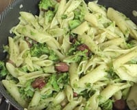 Macarrão com brócolis, linguiça e bacon