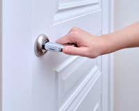 Sua vida está em perigo: veja por que você precisa fechar a porta do seu quarto antes de dormir, segundo especialistas em segurança