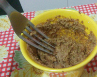 Bolo de caneca sem ovo com cobertura de chocolate