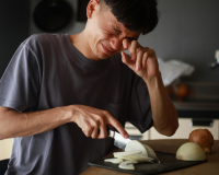 Por que choramos quando cortamos cebola? Descubra como evitar as lágrimas enquanto cozinha