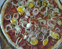 Pizza de calabresa (massa fina)