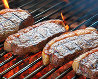 Nem alho, nem chimichurri, nem limão: esse é o tempero que deixa a carne do churrasco mais macia e saborosa