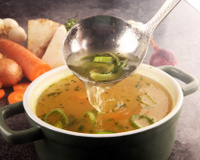 É fácil e não custa caro: aqui está a receita de caldo de legumes caseiro para deixar suas refeições mais saudáveis e saborosas