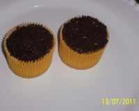 Cupcakes de baunilha cobertos e recheados com ganache