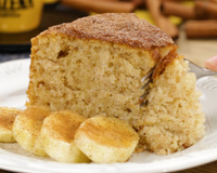 Esse bolo de banana rápido vai deixar o lanche da tarde irresistível. Aprenda como fazer!