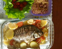 Tilápia assada com farofa de couve e ovo