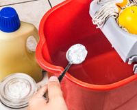 Por que é sempre preciso adicionar sal à água ao lavar o chão?