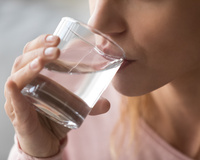 Qual é o melhor horário para beber água? Essa dica é essencial para sua hidratação e saúde