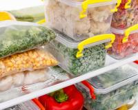 Você espera a comida esfriar pra colocar na geladeira? Descubra se esse é o jeito certo de armazenar os alimentos cozidos