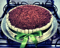 Bolo de chocolate com recheio de morango e palitinhos