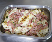 Macarrão com presunto e molho branco