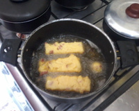 Polenta frita com calabresa