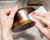 Adeus às manchas: truque fácil com o vinagre deixa os utensílios de inox brilhando