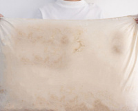 Todos tem um em casa, mas poucos sabem por que o travesseiro fica amarelado mesmo usando fronhas limpas