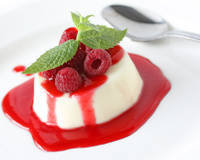 Pudim de geladeira com calda de frutas vermelhas: receita prática