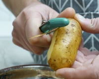 Dica infalível para descascar batata em segundos vai mudar sua vida!