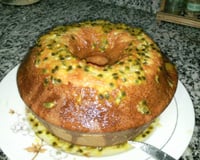 Bolo de maracujá com calda de maracujá
