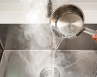 Nem sempre água quente limpa melhor a sujeira: a ciência explica quando ela ajuda e quando atrapalha