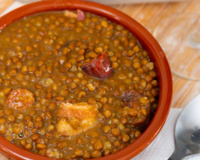 Mal passou o Natal e já estou pensando na lentilha de Ano-Novo: prato tradicional da virada é uma delícia e muito fácil de fazer