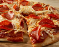 Pizza rápida sem glúten com recheio de calabresa