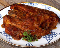 Pernil com molho de damasco em prato decorado