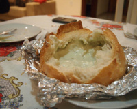 Fondue de queijo no pão italiano