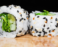 O que é uramaki? Conheça o sushi invertido que combina com recheios veganos