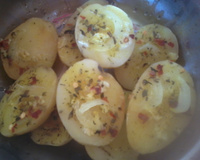 Batata assada recheada com cebola e pimenta calabresa