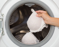 Lingerie pode ser lavada na máquina? Ou deve ser lavada apenas à mão? Muitas pessoas ainda têm dúvidas sobre o método correto de lavagem