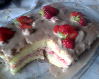 Bolo de baunilha com morangos