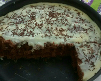 Bolo de chocolate com cobertura branca