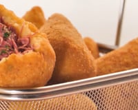 A coxinha de mandioca da Dona Maria é lendária: "Ela tinha que ganhar um prêmio por compartilhar essa receita"