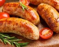 Pare de fritar as linguiças: elas ficam mais suculentas e crocantes se você fizer do jeito que os açougueiros recomendam