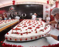 Tentação tamanho gigante! Torta de morango de 500 kg é tradição em festa de Pedra Azul