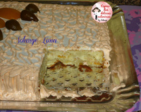 Bolo creme com pêssegos, cobertura de marshmallow e frutas