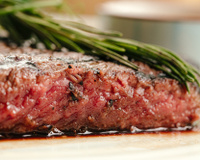 Esse truque com um simples cubo de gelo vai deixar sua carne mais macia e suculenta