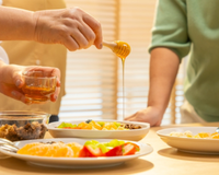 Quais são os benefícios de consumir mel pela manhã?