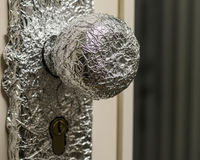 O mistério do papel-alumínio nas maçanetas: descubra por que tanta gente está fazendo isso em casa