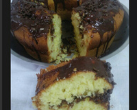 Bolo de laranja com coco e calda de chocolate