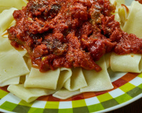 Macarrão com ragu de calabresa: confira a receita deliciosa