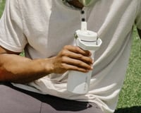 Preço caiu! Bebida gelada a qualquer momento com a garrafa Stanley Aerolight Flip Straw por menos de R$ 160