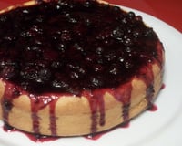 Torta de ricota com calda de frutas vermelhas