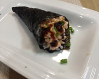 Temaki de salmão com shitake e cebolinha