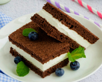 Sanduíche de bolo de chocolate com recheio cremoso é uma sobremesa diferente que as crianças vão amar