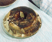 Pudim de sorvete com calda de chocolate