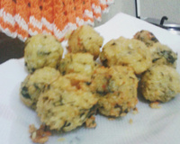 Bolinho de arroz com queijo ralado